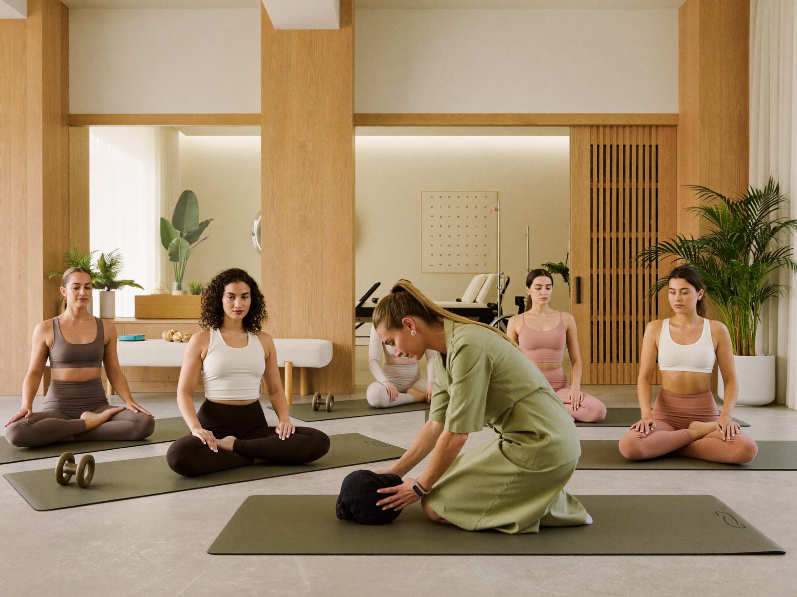 Grupo reducido de pilates terapéutico en la sala de ejercicio de Movera