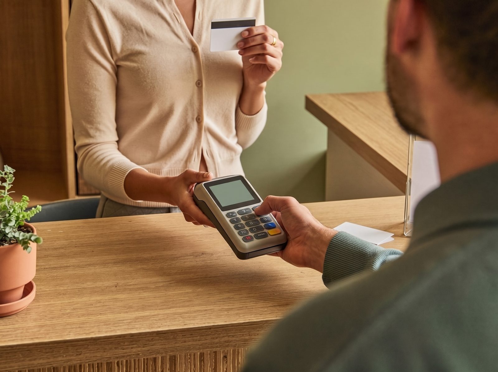 Pago con tarjeta en la recepción de Movera Fisioterapia